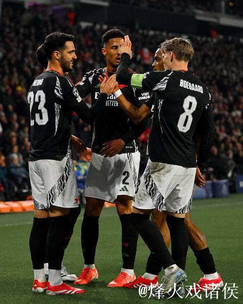 创历史,埃因霍温是首支正式比赛在安菲尔德打进 创历史,埃因霍温是首支正式比赛在安菲尔德打进