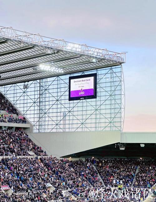 这是纽卡斯尔联队的球迷们抵达光明球场画面