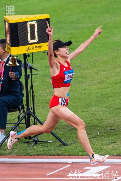 河南选手梁田田摘得十五运会女子10000米冠军